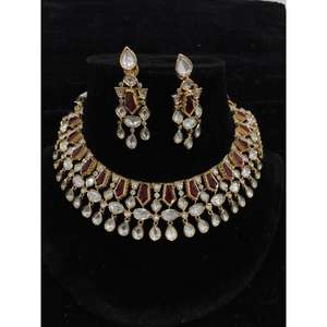 Ensemble de bijoux classiques Kundan Moissanite avec touche traditionnelle pour les fonctions Sangeet et de fiançailles Approvisionnement en gros de l'Inde - Product Image 3