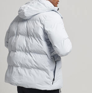 Vestes en duvet de coton pour hommes personnalisées OEM Manteau d'hiver à capuche avec poche cargo de style court pour hommes Veste bouffante imperméable à fermeture éclair pour hommes - Product Image 2