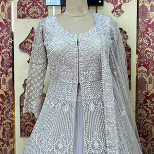 Elegante Malva Indo Western Lehenga con trabajo de Dori hecho a mano y reflejos de diamantes para un perfecto para todas las ocasiones de La India - Product Image 5