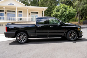PRÊT À CONDUIRE - VÉHICULE D'OCCASION À VOLANT À GAUCHE |   Dodge Ram SRT-10 Quad Cab Night Runner 2006, 2200 milles kilométriques - Product Image 3