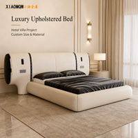 Cadre de lit king-size moderne de luxe en cuir véritable capitonné avec tête de lit ovale capitonnée et prises électriques pour chambre d'hôtel