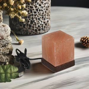 Lámpara de sal Himilayan artesanal en forma de cubo tallado operada por USB de Anwar Enterprise, decorativa para el hogar para oficina y sala de estar - Product Image 1