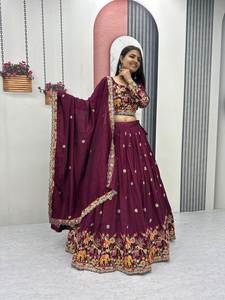 Nouvelle tenue indienne du sud, magnifique ensemble de designer en soie chinon pure, confectionné sur mesure, avec dupatta, de SIE - Product Image 5