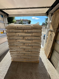Pellets de madera de primera calidad de 6mm-8mm, clase EN Plus A1 A2, pellets de madera europeos en bolsas de 15kg, precios económicos. - Product Image 3