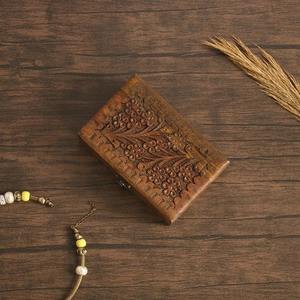 Boîte à bijoux en bois rustique avec des détails artisanaux authentiques adaptés aux intérieurs traditionnels modernes et classiques - Product Image 2