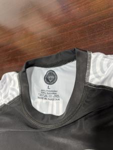 MMA เสื้อแรชการ์ดพิมพ์ซับลิเมชันกำหนดเอง240ป้องกันอัลทวอยเลต์ GSM การบีบอัดการต่อสู้แบบผดผื่น BJJ ผลิตในปากีสถาน - Product Image 3