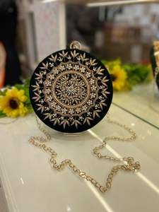 Pochette exclusive faite à la main de forme ronde Un accessoire élégant et élégant pour femmes pour les mariages et les grandes fêtes - Product Image 2