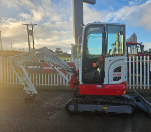 TAKEUCHI TB325R Mini-excavatrice sur chenilles compacte Takeuchi TB325R, couleur blanc et rouge - Product Image 3