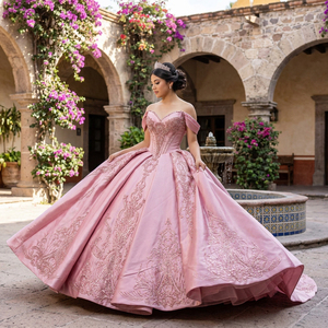 Robe de bal Quinceañera 1542 en satin brillant, motif dentelle cœur, appliques de perles de diamant, cristaux, écologique et naturelle - Product Image 1