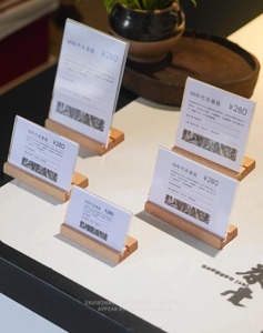 Soporte de exhibición de acrílico de madera moderno para carteles, fotos, tarjetas de menú, ideal para eventos, restaurantes o tiendas - Product Image 3