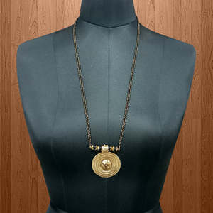 Kriaa Colgante Mangalsutra de latón de moda con cuentas negras Chapado en oro Estilo de cadena tradicional para boda o regalo-1503035 - Product Image 1