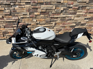 Nouvelle Moto Sportive Électrique Blanche et Noire de Style Touring avec Moteur Brushless 72V pour la Conduite Urbaine - Product Image 1
