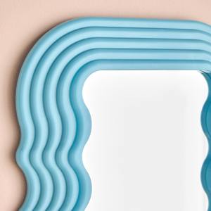 Miroir mural de luxe radiant améliorant les espaces avec un fini réfléchissant brillant, un design accrocheur et une esthétique moderne tendance - Product Image 5