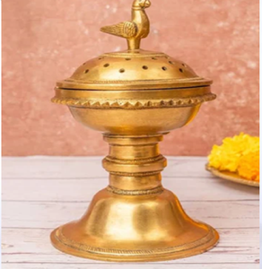 Brûleur d'encens en laiton vintage avec couvercle perforé en forme de dôme et fleuron, parfait pour l'encens traditionnel, disponible en gros - Product Image 3