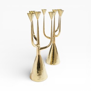 เชิงเทียนทองเหลืองแบบหลายแขน ดีไซน์แกะสลัก สำหรับตกแต่งบ้านหรูหรา - Product Image 1