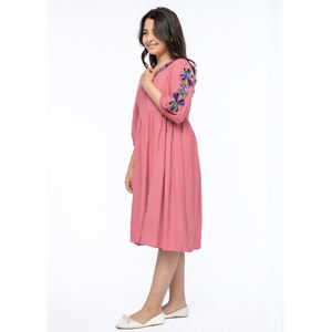 La mejor colección OEM ODM Vestido de niña con escote en V Manga tres cuartos Diseño de bordado para fiestas Fabricación al por mayor - Product Image 4