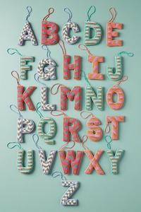 Pochette en laiton ornée de sculptures florales complexes, de breloques pendantes et d'une sangle perlée détaillée. Disponible à prix de gros. - Product Image 4