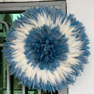 Ornement mural rond en fibre de bambou Art Déco bleu et blanc, plumes, bois, décoration intérieure, accent floral en peluche, luxe, toutes saisons - Product Image 1