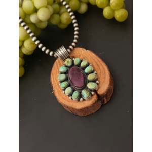 Colgante de Plata de Ley Hecho a Mano por Artesanos Navajo con Incrustaciones de Piedras Múltiples, Destacando una Turquesa Engastada en Bisel como Piedra Principal - Product Image 4