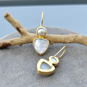 Pendientes hipoalergénicos de piedra lunar natural con perla de agua dulce, gancho chapado en oro de 18k, estilo geométrico, hechos a mano. - Product Image 6
