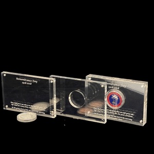 Elegante Soporte de Madera Acrílica para Medallas, Personalizable, Duradero, Pulido, Reciclable, con Logotipo Grabado para Regalos de Ferias Comerciales 2025 - Product Image 4