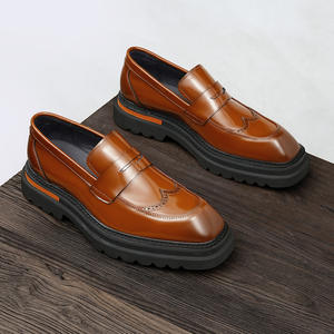 รองเท้าหนังกลับนิ่มแบบ Brogue ขอบเจาะรู พื้นรองเท้าน้ำหนักเบา รองเท้าลำลองสำหรับผู้ชาย รองเท้าแฟชั่น - Product Image 1