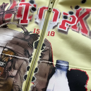 Sweat à capuche vert olive avec imprimé graphique audacieux, tissu en coton doux, coupe décontractée, fermeture éclair durable, idéal pour un usage décontracté et streetwear - Product Image 5