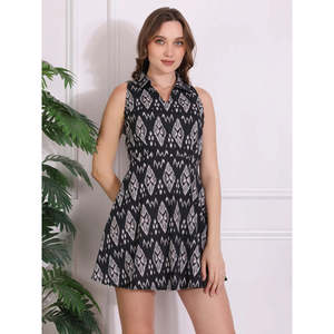 Robe en coton 100% tissé noir à motifs floraux bohèmes, silhouette mini évasée, taille naturelle pour des journées estivales légères et élégantes - Product Image 1