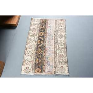 พรมขนสัตว์ตุรกีสีเบจคลาสสิก ขนาด 2.1 x 3.2 ฟุต ลายปะติดปะต่อ เป็นมิตรกับสิ่งแวดล้อม ขนปานกลาง เหมาะสำหรับทางเข้าบ้าน ห้องนั่งเล่น ห้องนอน รูปทรงสี่เหลี่ยมผืนผ้า - Product Image 1