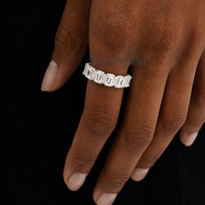 Anillo de moissanita de Plata de Ley 925 y oro blanco con corte esmeralda y banda de boda de diamantes cultivados redondos y joyería de banda de eternidad - Product Image 1