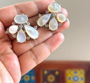 Boucles d'oreilles tendance en laiton plaqué argent de qualité supérieure avec pierres CZ, idéales pour les mariages et les soirées, pour femmes - Product Image 2