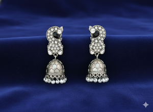 Boucles d'oreilles Jhumka en argent oxydé de style antique, bijoux fantaisie traditionnels pour femmes et filles - Product Image 2