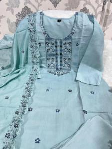 Banane en soie de couleur étonnante avec broderie manuelle Pantalon Kuarti et Dupatta Fabricant et exportateur au taux le plus bas - Product Image 5