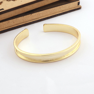 สร้อยข้อมือแข็งสําหรับเครื่องประดับ unisex ธรรมดาวงกว้างสีดําทองกําไลข้อมือสร้อยข้อมือทองเหลืองชุบทอง 18k สําหรับผู้ชายและผู้หญิงเครื่องประดับ - Product Image 1