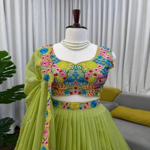Ensemble Lehenga Choli en soie organza Tabby VASTRA COTTAGE avec travail de séquence de fils, Lehenga cousu avec blouse, tenue de mariage de créateur - Product Image 2