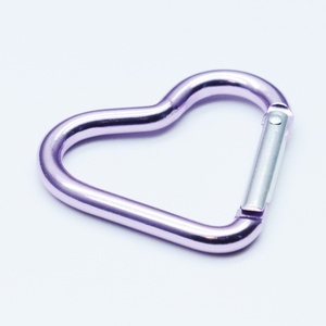 Piccolo moschettone rosa personalizzato a forma <span class=keywords><strong>di</strong></span> cuore | Prodotto promozionale ideale <span class=keywords><strong>per</strong></span> eventi e <span class=keywords><strong>idee</strong></span> regalo <span class=keywords><strong>di</strong></span> <span class=keywords><strong>san</strong></span> <span class=keywords><strong>valentino</strong></span> - Product Image 3