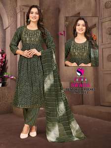 Nayra Cut Rayon Catálogo Impreso Dupatta Trabajo hecho a mano Fancy Kurtis Pant Sequence Readymade Indian & Pakistani Clothing Export - Product Image 4