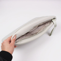 Sac pour ordinateur portable en néoprène avec logo personnalisé, toucher doux, rembourrage, corps gris neutre, design minimaliste pour le bureau, l'étude, l'ordinateur, le style de vie