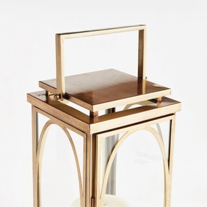 Lanterne à bougie en métal doré Centre de table décoratif moderne Grand panneau de verre Lanterne de mariage événement décor à la maison Prune Post Jace Lantern - Product Image 4