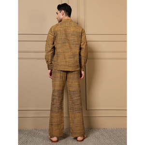 ชุดเซ็ตผู้ชาย Amanush ผ้าฝ้ายสีเขียวมะกอก พิมพ์ลายเนื้อผ้าแบบมีเท็กซ์เจอร์ เสื้อคุर्ตาแขนยาวคอปกมังกร พร้อมกางเกงขายาวทรงตรง สวมใส่สบายๆ - Product Image 4