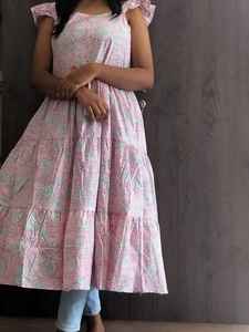 ชุดเดรสยาวลายดอกไม้สไตล์หวานลำลองสำหรับผู้หญิงและเด็กผู้หญิง ผ้าฝ้ายเป็นมิตรกับสิ่งแวดล้อม แขนทรงบาน ทรงหลวม เหมาะสำหรับวันหยุดและงานเฉลิมฉลอง - Product Image 2