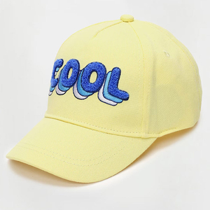 Gorra de béisbol deportiva negra de alta calidad con borde de sándwich blanco - Product Image 1