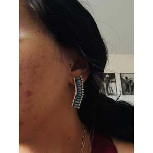 Boucles d'oreilles pendantes Zuni faites à la main en turquoise de Kingman et argent sterling, design géométrique - Product Image 2