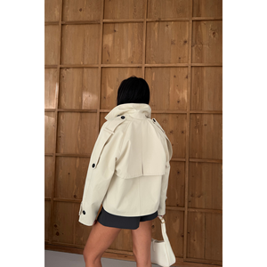 Gabardina para Mujer CROP BOYFRENCH TRAIN, Diseño Elegante con Detalles en Piedra para Mujeres con Sentido de la Moda - Product Image 1