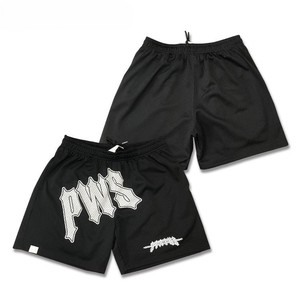 กางเกงขาสั้นออกกำลังกายบาสเก็ตบอลสำหรับผู้ชายสีดำแฟชั่นพร้อมโลโก้ที่กำหนดเองระบายอากาศได้ป้องกันรอยยับตาข่ายเอวกลางยางยืดแบบถัก - Product Image 1