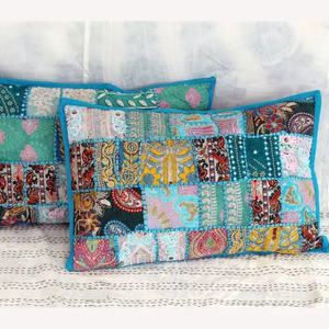 Taie d'oreiller Vintage Sari Patchwork, taie d'oreiller indienne faite à la main - Product Image 1