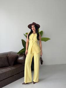 Ensemble de costume sans manches jaune pour femme, couleur unie, satin élégant, longueur complète, décoration boutonnée, tenue d'été - Product Image 2