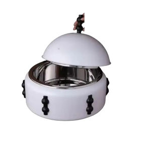 Casserole de style vintage avec base en verre texturé et couvercle noir décoratif, chauffe-plats élégants et plat de service - Product Image 4