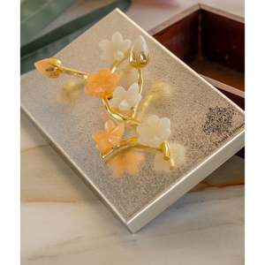 Boîte décorative en bois de 20 cm de la marque Indian Art Villa avec un motif de feuille et de fleur plaqué argent, pour organiser des bijoux ou pour un rangement multi-usages - Product Image 3