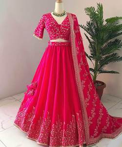 Designer Wedding Wear Banarasi Lehenga Choli Ensemble avec pierre élégante et perle détaillant kurta - Product Image 4